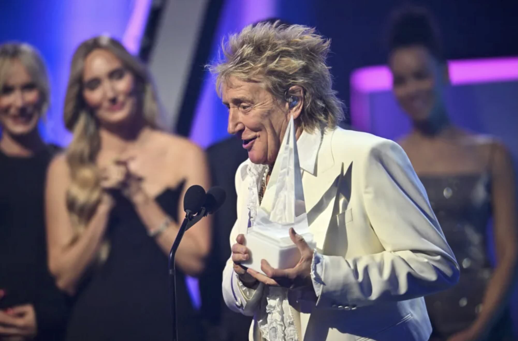 Rod Stewart holding a trophy during his Lifetime Achievement Award speech at the 2025 AMAs