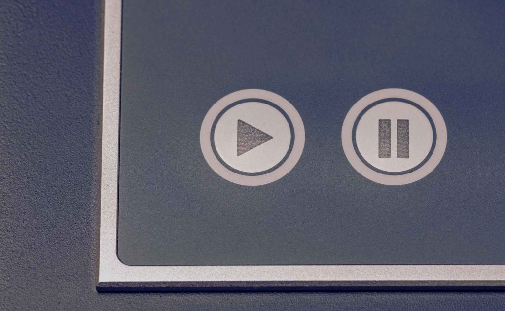 Overthinking loop visualized as pause and play buttons, symbolizing how thoughts get stuck on repeat.